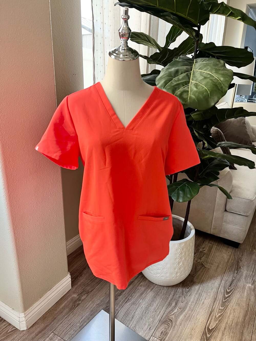 FIGS Casma Three-Pocket V-Neck Scrub Top Fireside Orange Medium